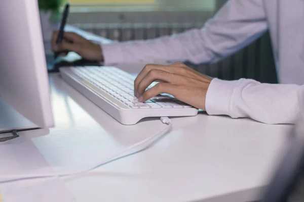 Mani Sulla Tastiera Dell Ordinato Con Penna Della Compressa — Foto Stock