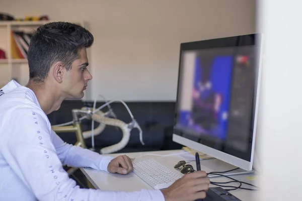 Jonge Werken Met Computer Thuis Kantoor — Stockfoto