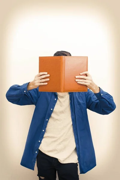 Joven Adolescente Moda Leyendo Libro Apoyado Pared — Foto de Stock