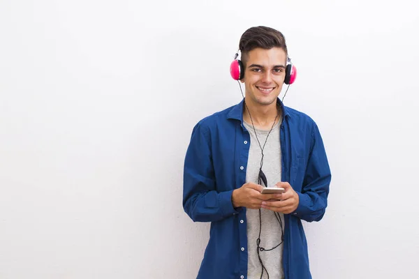 Νεαρός Έφηβος Μοντέρνα Τηλέφωνο Και Ακουστικά Ακούτε Μουσική — Φωτογραφία Αρχείου