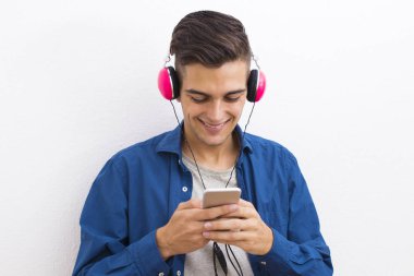 Genç modern genç telefon ve kulaklık müzik ile