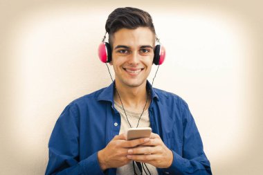 Genç modern genç telefon ve kulaklık müzik ile