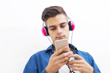 Genç modern genç telefon ve kulaklık müzik ile