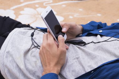 el ile hareket eden telefon ön planda