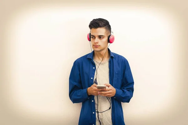 年轻的现代青少年 电话和耳机听音乐 — 图库照片