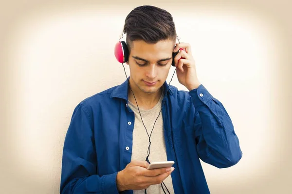 Jonge Moderne Tiener Met Telefoon Hoofdtelefoon Luisteren Naar Muziek — Stockfoto