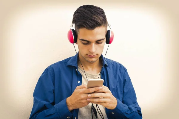 Jonge Moderne Tiener Met Telefoon Hoofdtelefoon Luisteren Naar Muziek — Stockfoto