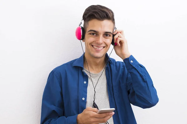 携帯電話と音楽を聴くヘッドフォン現代若者 — ストック写真