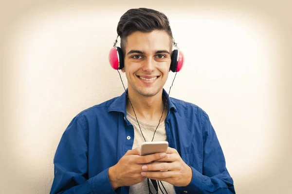 Jeune Adolescent Moderne Avec Téléphone Écouteurs Écoutant Musique — Photo