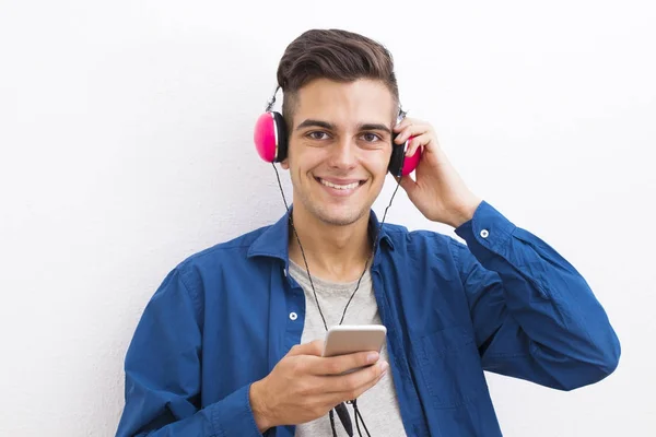 Jonge Moderne Tiener Met Telefoon Hoofdtelefoon Luisteren Naar Muziek — Stockfoto