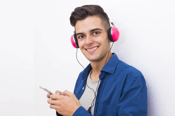Joven Adolescente Moderno Con Teléfono Auriculares Escuchando Música —  Fotos de Stock