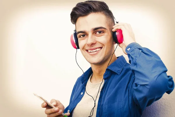 Jonge Moderne Tiener Met Telefoon Hoofdtelefoon Luisteren Naar Muziek — Stockfoto