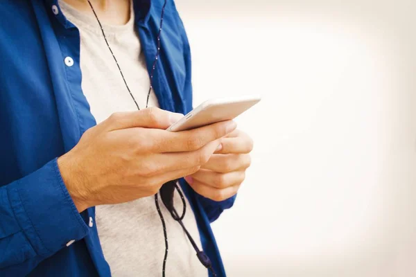 Hände Vordergrund Mit Dem Mobiltelefon Auf Weißem Hintergrund — Stockfoto