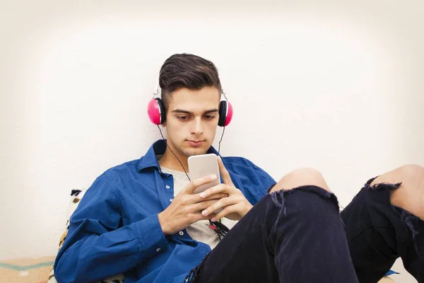Jonge Moderne Tiener Met Telefoon Hoofdtelefoon Luisteren Naar Muziek — Stockfoto