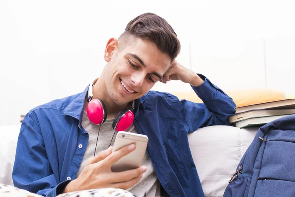 Escuchar Música Con Teléfono Los Auriculares Casa — Foto de Stock