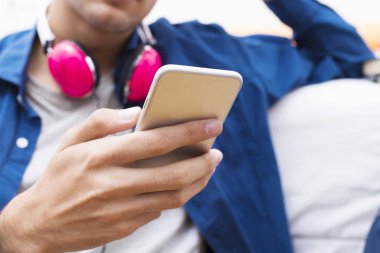 closeup genç adamın elleri ile hareket eden telefon