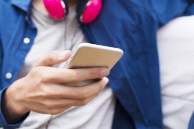 closeup genç adamın elleri ile hareket eden telefon