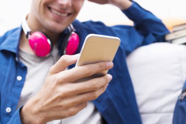 closeup genç adamın elleri ile hareket eden telefon