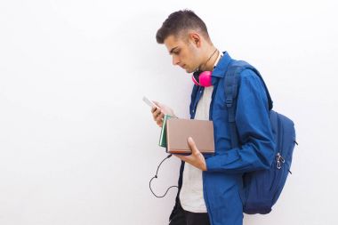 cep telefonu ve kitaplar ile ergen öğrenci üniversite