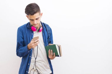 cep telefonu ve kitaplar ile ergen öğrenci üniversite