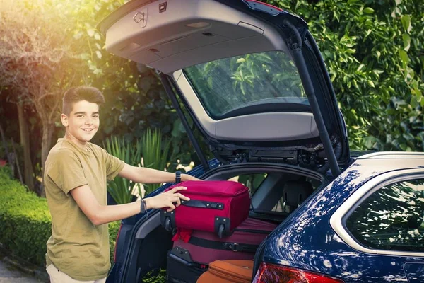 Çocuk valiz ve yol seyahat için hazırlanan araba ile