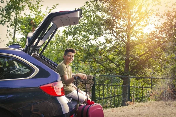 Çocuk valiz ve yol seyahat için hazırlanan araba ile