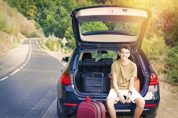 Niño Con Maletas Coche Preparado Para Viajar Por Carretera — Foto de Stock