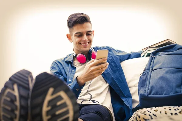 Young Mobile Phone Listening Music — Stock Photo, Image