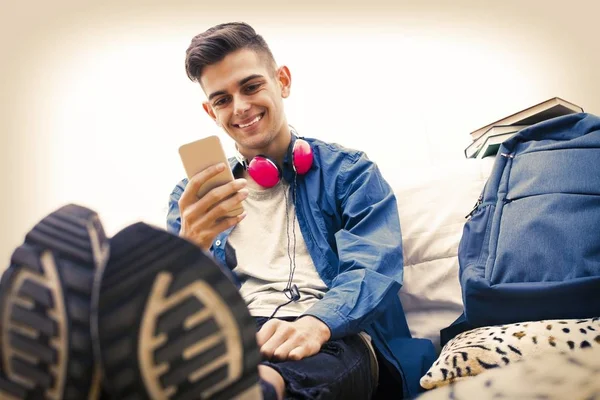 Joven Con Teléfono Móvil Escuchando Música — Foto de Stock