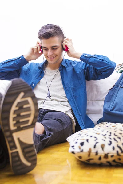 Adolescente Deitado Ouvindo Música Com Telefone Celular Fones Ouvido — Fotografia de Stock