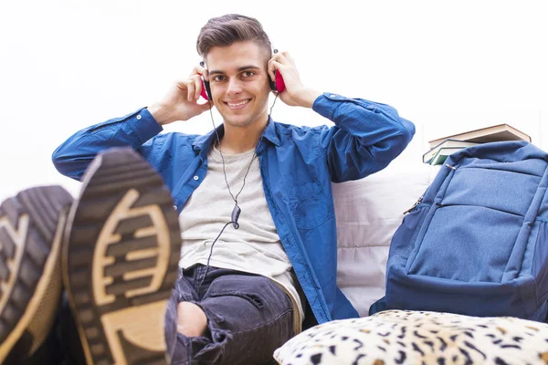 Adolescente Acostado Escuchando Música Con Teléfono Móvil Los Auriculares —  Fotos de Stock