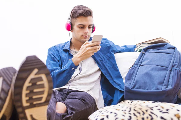 Adolescent Couché Écouter Musique Avec Téléphone Mobile Écouteurs — Photo