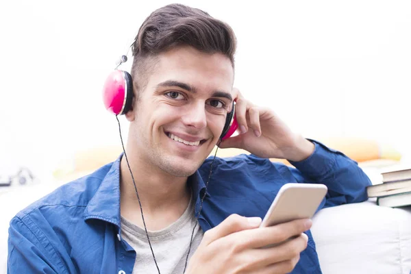 Jonge Tiener Luisteren Naar Muziek Met Mobiele Telefoon Hoofdtelefoon — Stockfoto