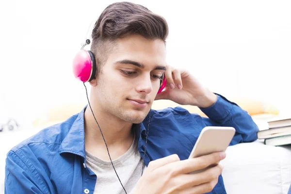 Joven Con Auriculares Teléfono Escuchando Música —  Fotos de Stock