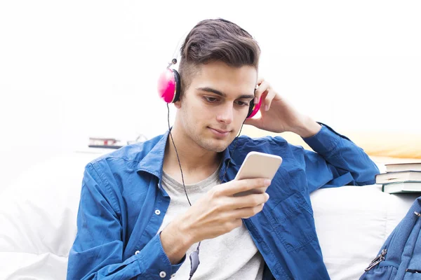 Jeune Avec Écouteurs Téléphone Écoutant Musique — Photo