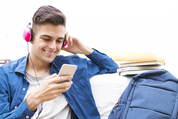 Jeune Avec Écouteurs Téléphone Écoutant Musique — Photo