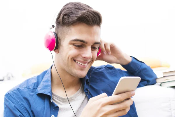 Jeune Avec Écouteurs Téléphone Écoutant Musique — Photo