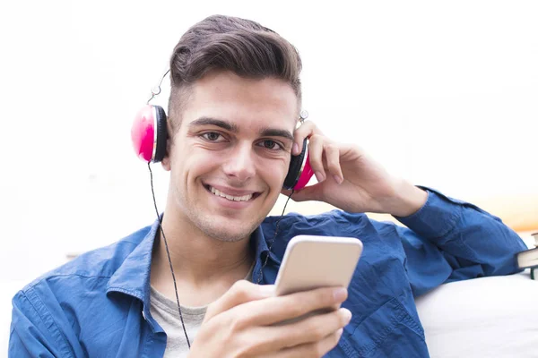 Jonge Tiener Luisteren Naar Muziek Met Mobiele Telefoon Hoofdtelefoon — Stockfoto