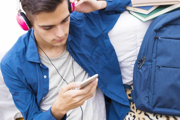 青少年听音乐用手机和耳机 — 图库照片