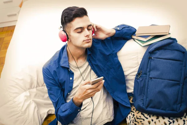 年轻的手机听音乐 — 图库照片