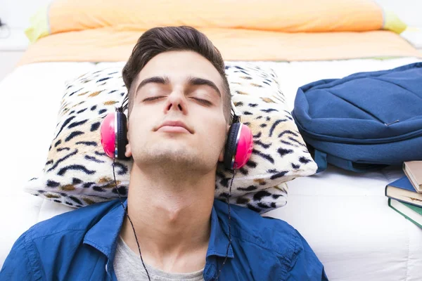 Ung Tonåring Lyssna Musik Med Hörlurar Och Mobiltelefon — Stockfoto