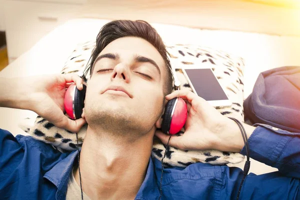 Kulaklık Ile Müzik Dinlemek Genç — Stok fotoğraf