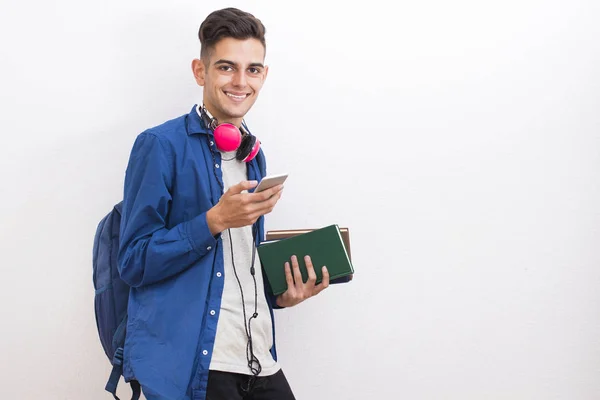 Estudiante Adolescente Universitario Con Libros Teléfono Móvil Fondo Pared — Foto de Stock