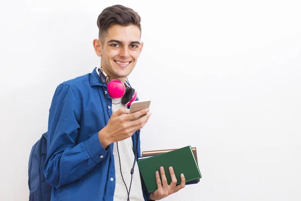 Adolescent Högskolestudent Med Böcker Och Mobiltelefon Vägg Bakgrund — Stockfoto