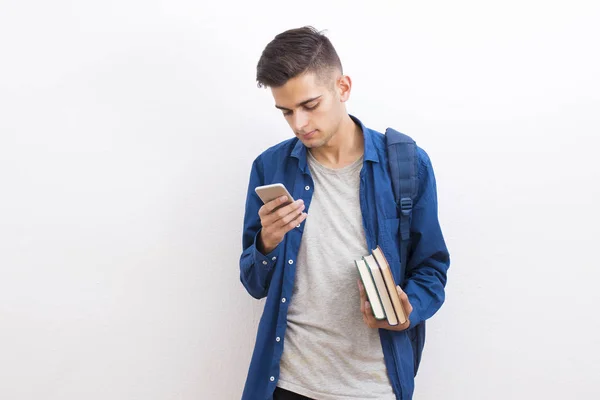 Adolescent Högskolestudent Med Böcker Och Mobiltelefon Vägg Bakgrund — Stockfoto