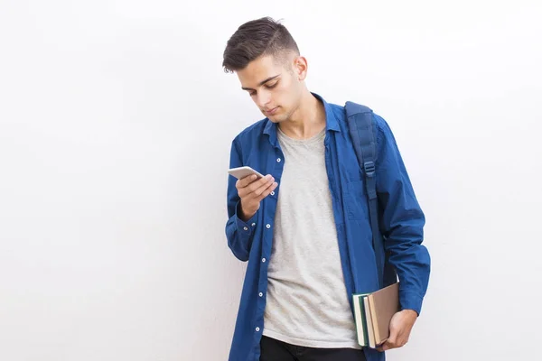 Adolescent Student Met Boeken Mobiele Telefoon Muur Achtergrond — Stockfoto