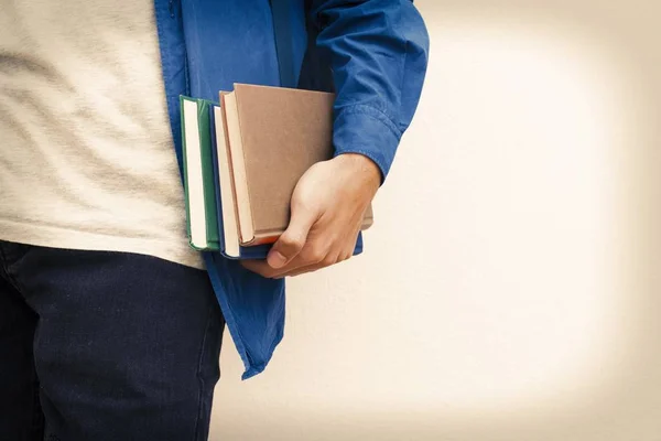 Primer Plano Las Manos Del Estudiante Con Los Libros —  Fotos de Stock