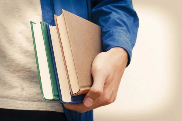 Primer Plano Las Manos Del Estudiante Con Los Libros —  Fotos de Stock