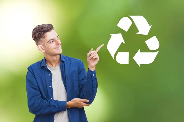 Junger Mann Mit Dem Symbol Des Recyclings — Stockfoto