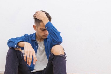 Beyaz duvardaki genç rahat tarzı